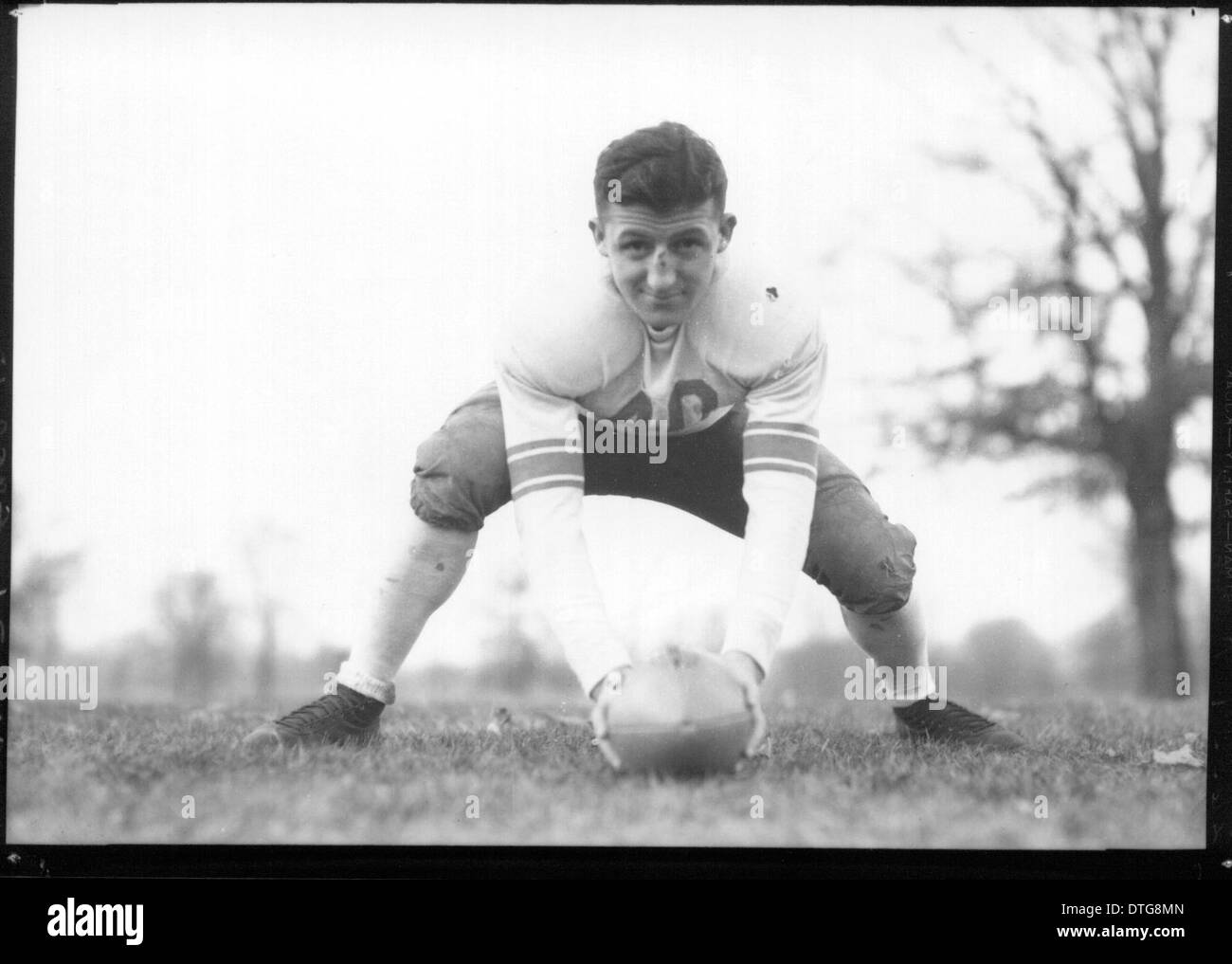 Un ritratto di John Kerekes, un giocatore di football della Miami University del 1932, catturato nella sua uniforme da football durante la sua carriera atletica nei primi anni '1930 Foto Stock