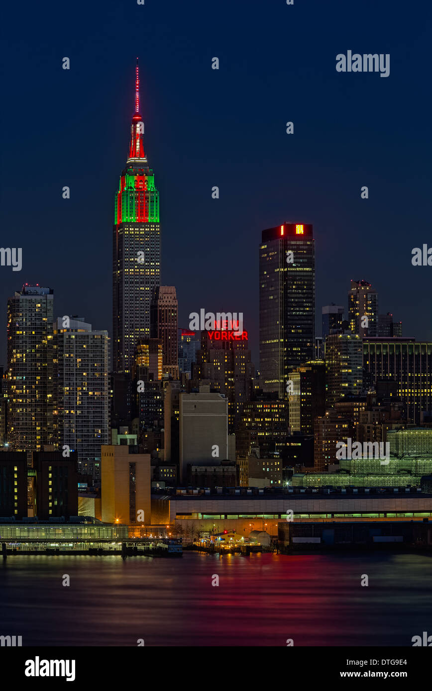 L'Empire State Building in New York skyline della città, illuminato in rosso, verde e bianco nella celebrazione del Natale. Foto Stock