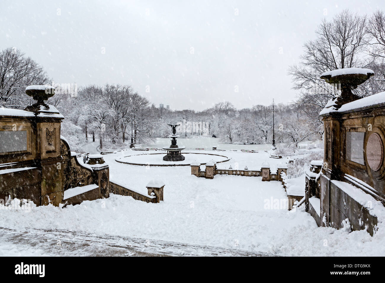 Fontana di Bethesda in New York City Central Park durante un inverno tempesta di neve. Foto Stock