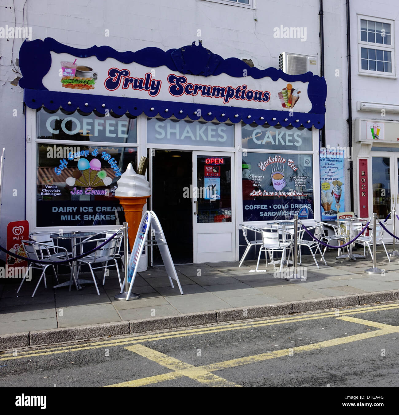 "Davvero deliziosa' una caffetteria sul mare di fronte al molo del pesce a New Quay Road Whitby Regno Unito Foto Stock