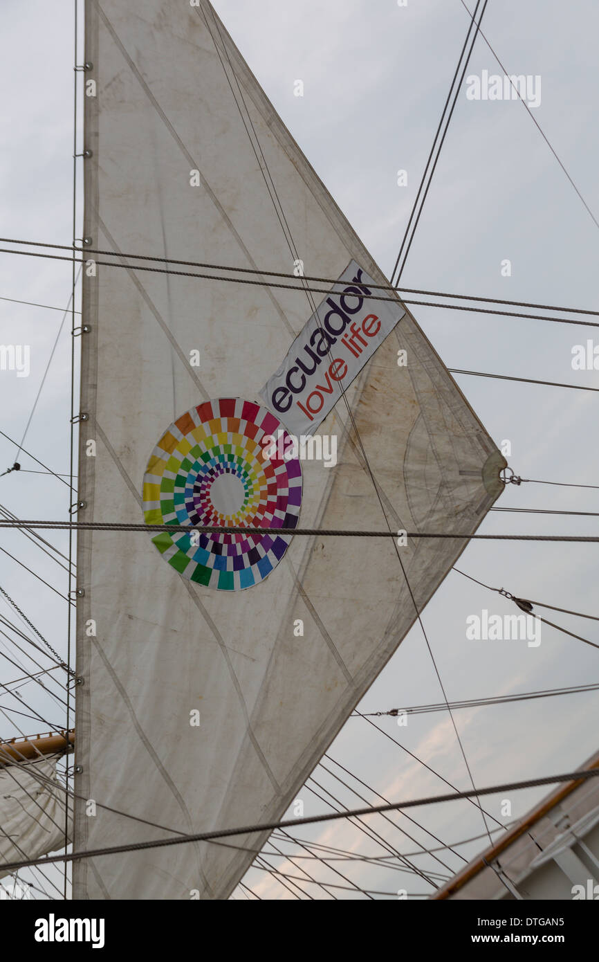 Ecuador's Buque Escuela Guayas tall ship vela con Ecuador amore segno di vita. Guayas navigato in a New York City per la Settimana della flotta. Foto Stock