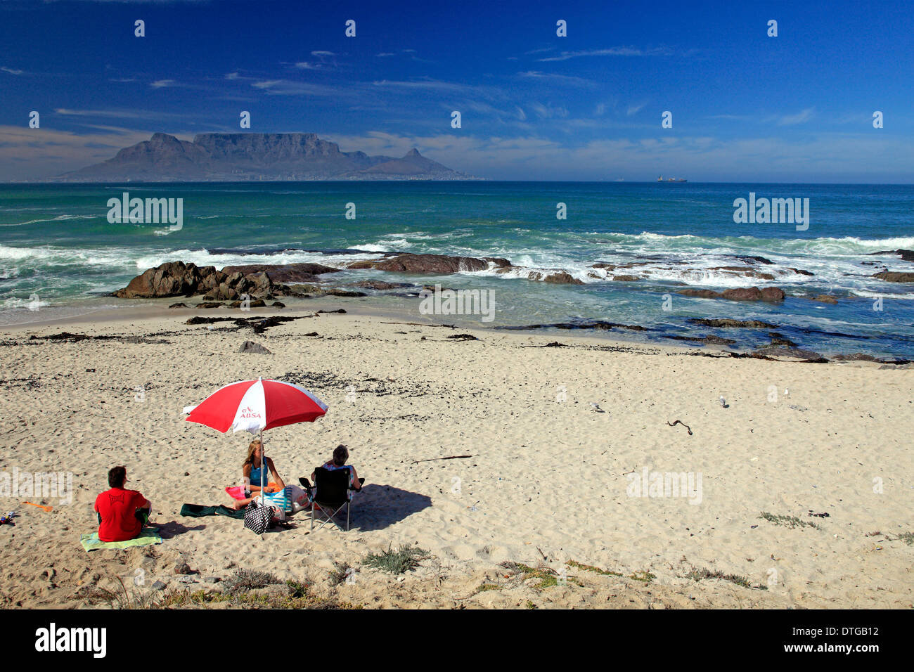Bloubergstrand, Cape Town, Sud Africa / Table Mountain e Table Bay, ombrellone Foto Stock