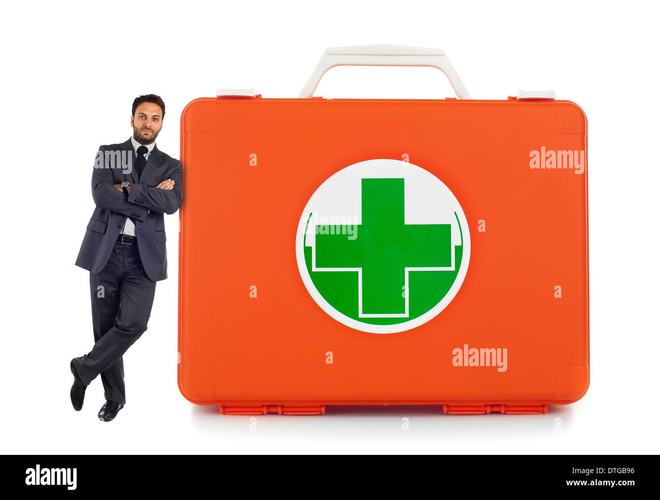 Giovane uomo d affari appoggiata contro vicino la cassetta per il pronto soccorso. Foto Stock
