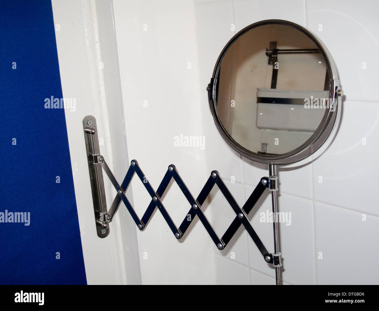 Bagno specchio per rasatura sul braccio di estensione Foto Stock