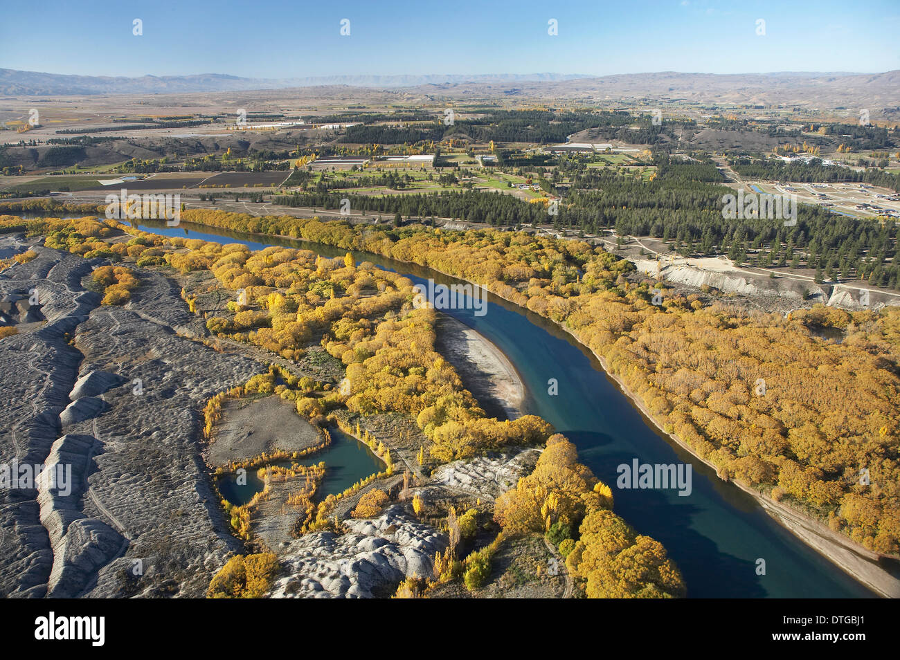 Clutha River, Colore di autunno e Earnscleugh storica Gold dragare il recupero di Central Otago, South Island, in Nuova Zelanda - aerial Foto Stock