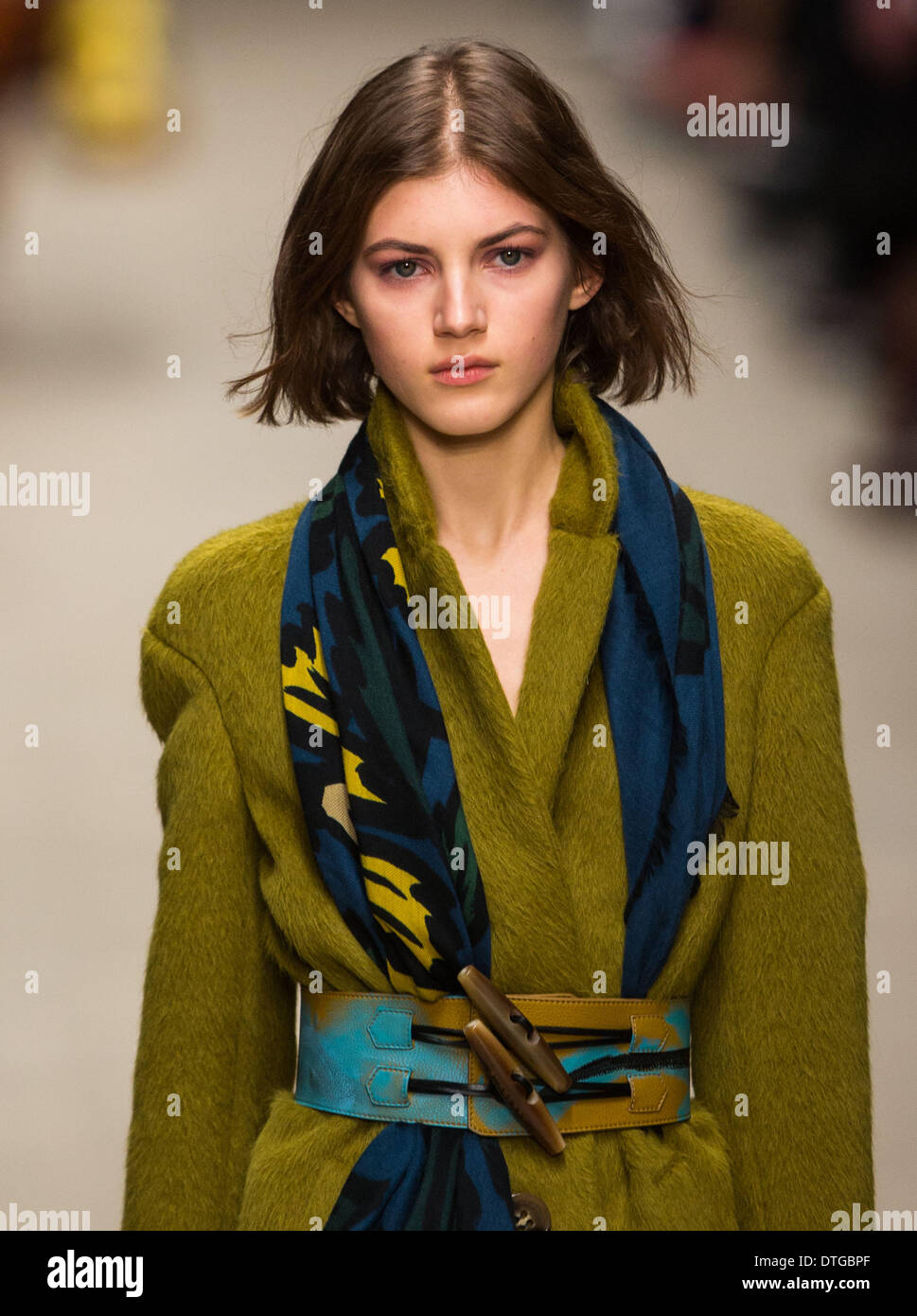 Londra, Gran Bretagna. 17 feb 2014. Un modello presenta una creazione dal Burberry Prorsum Autunno/Inverno 2014 raccolta durante la London Fashion Week di Londra, Gran Bretagna, nel febbraio 17, 2014. Credito: Tang Shi/Xinhua/Alamy Live News Foto Stock