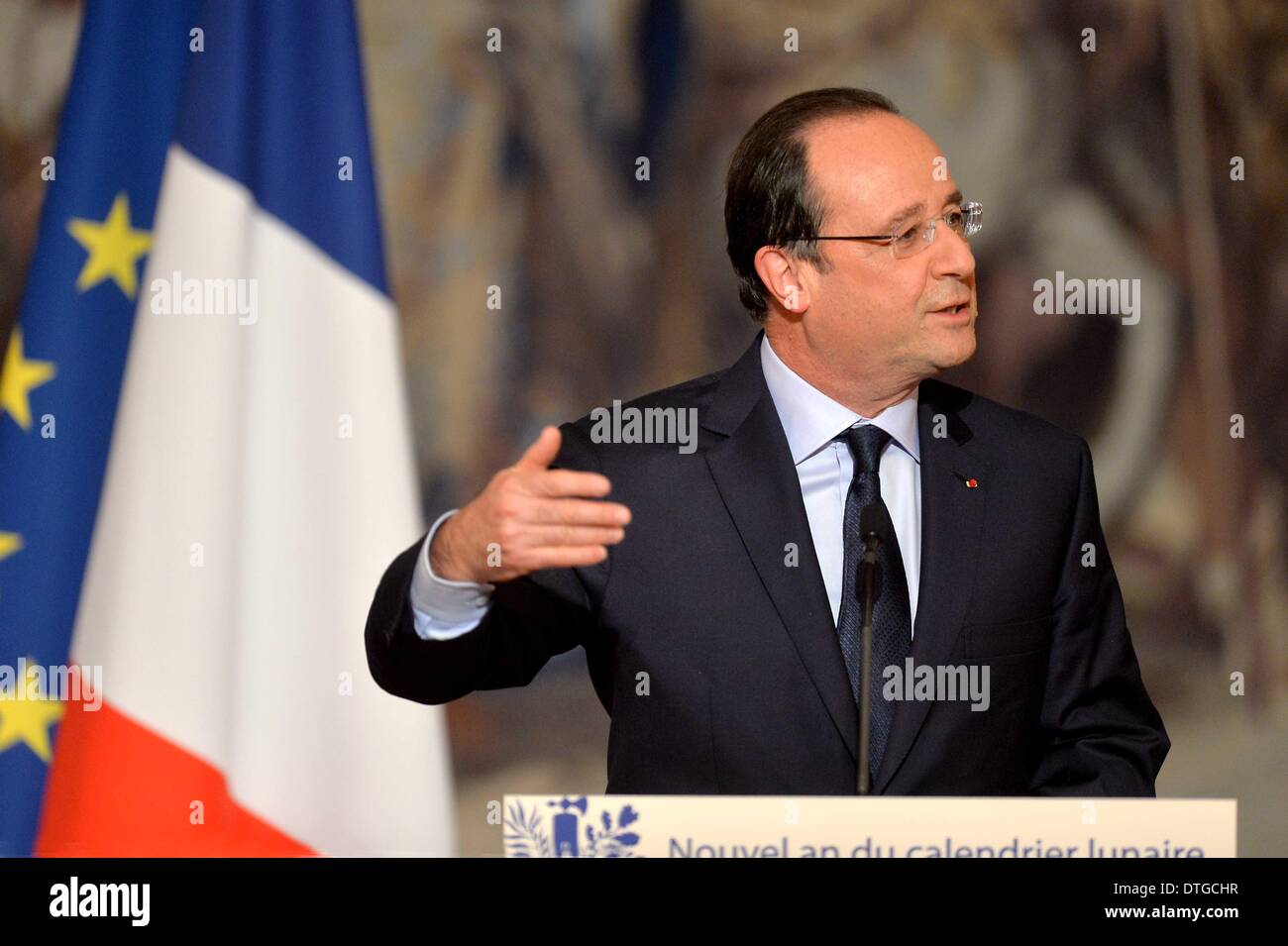 Paris, Paris. 17 feb 2014. Il Presidente francese Francois Hollande offre un discorso ai membri della comunità asiatica per contrassegnare i festeggiamenti del Capodanno lunare, all'Elysee Palace, Parigi, Feb 17, 2014. Credito: Chen Xiaowei/Xinhua/Alamy Live News Foto Stock