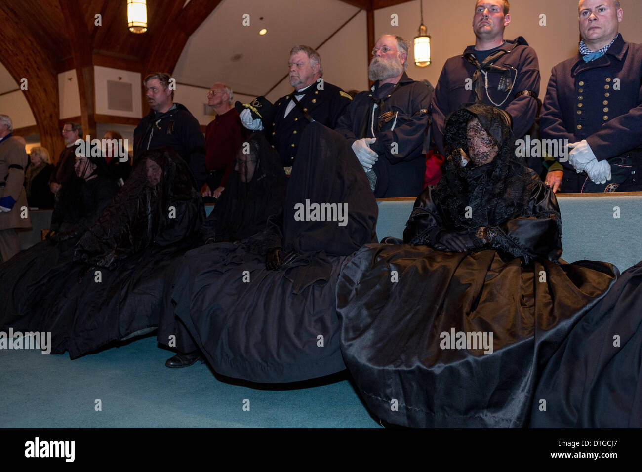 La guerra civile re-enactors e processo di lutto in chiesa per un memoriale di servizio per contrassegnare il centocinquantesimo anniversario del naufragio della nave USS Housatonic dal H.L. Hunley Febbraio 17, 2014 su Sullivan's Island, SC. Il Hunley fu il primo sottomarino ad affondare una nave in battaglia e poi subito un incidente uccidendo l'equipaggio. Foto Stock