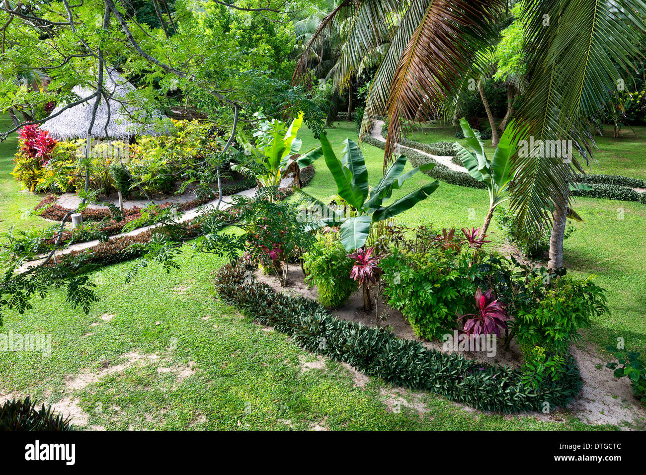 Lussureggiante giardino in un resort tropicale in Asia mostra il rilassante dispone di un percorso a piedi Foto Stock