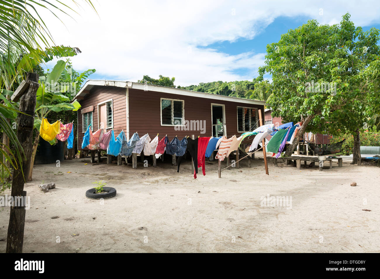 Immagine di una piccola casa stilt sull isola Kioa nelle isole Figi con abbigliamento colorato essiccazione su un servizio lavanderia stendibiancheria Foto Stock
