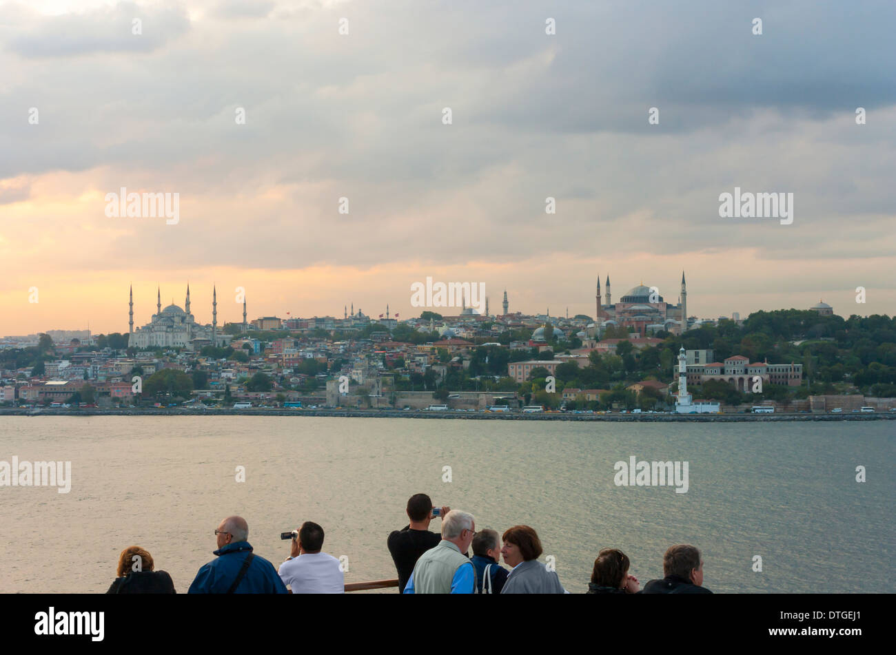 Nave da crociera Costa Serena che arrivano a Istanbul Foto Stock