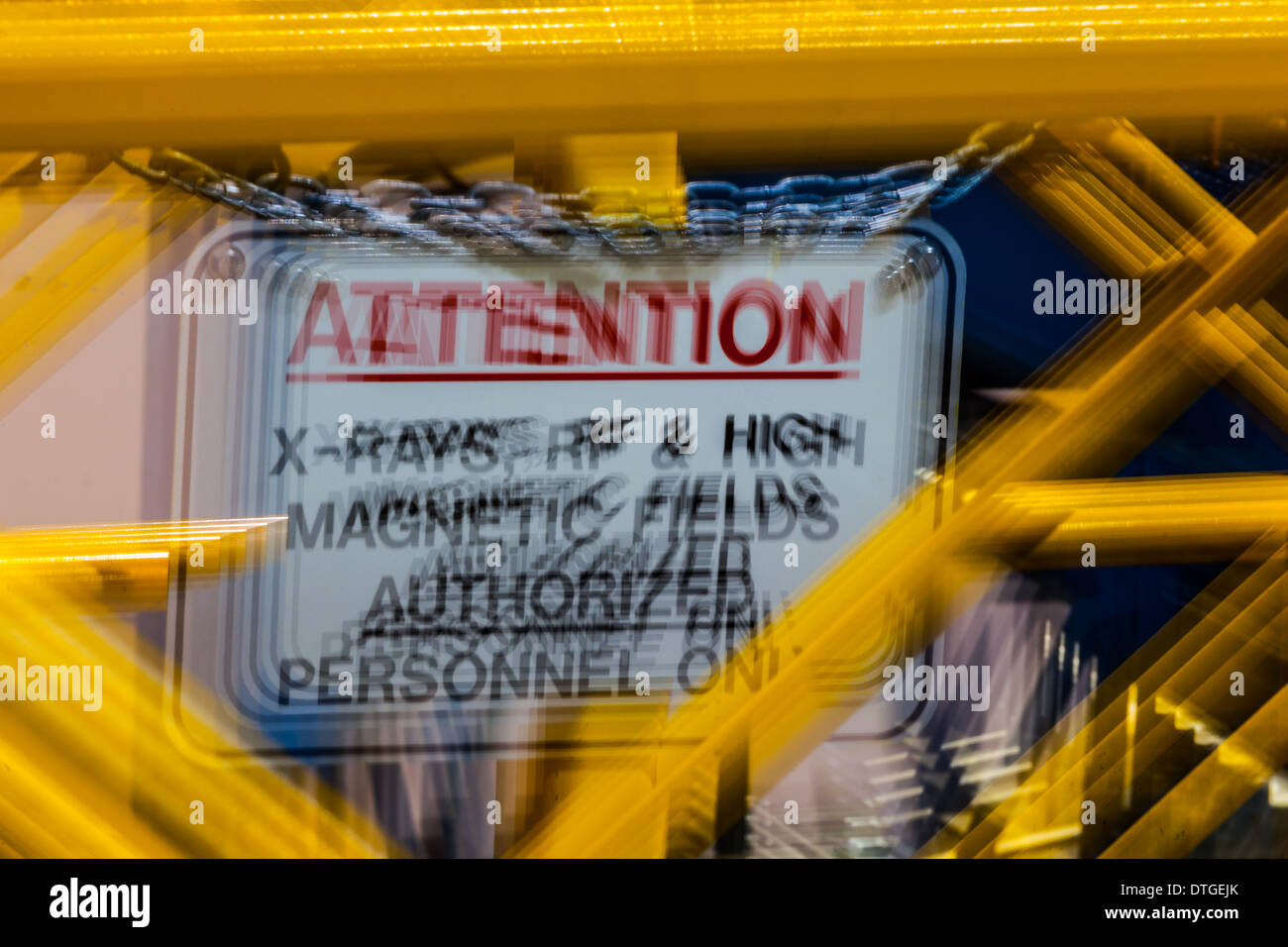 Zoom a gradini dell'esposizione di un importante segno di avvertimento ad una particella di struttura fisica Foto Stock