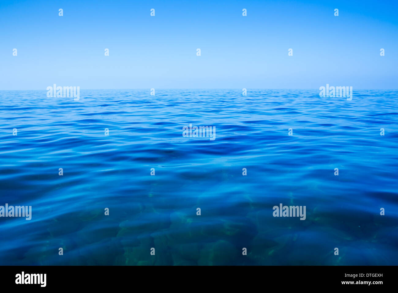 Mare calmo e blu cielo chiaro nel giorno di estate Foto Stock