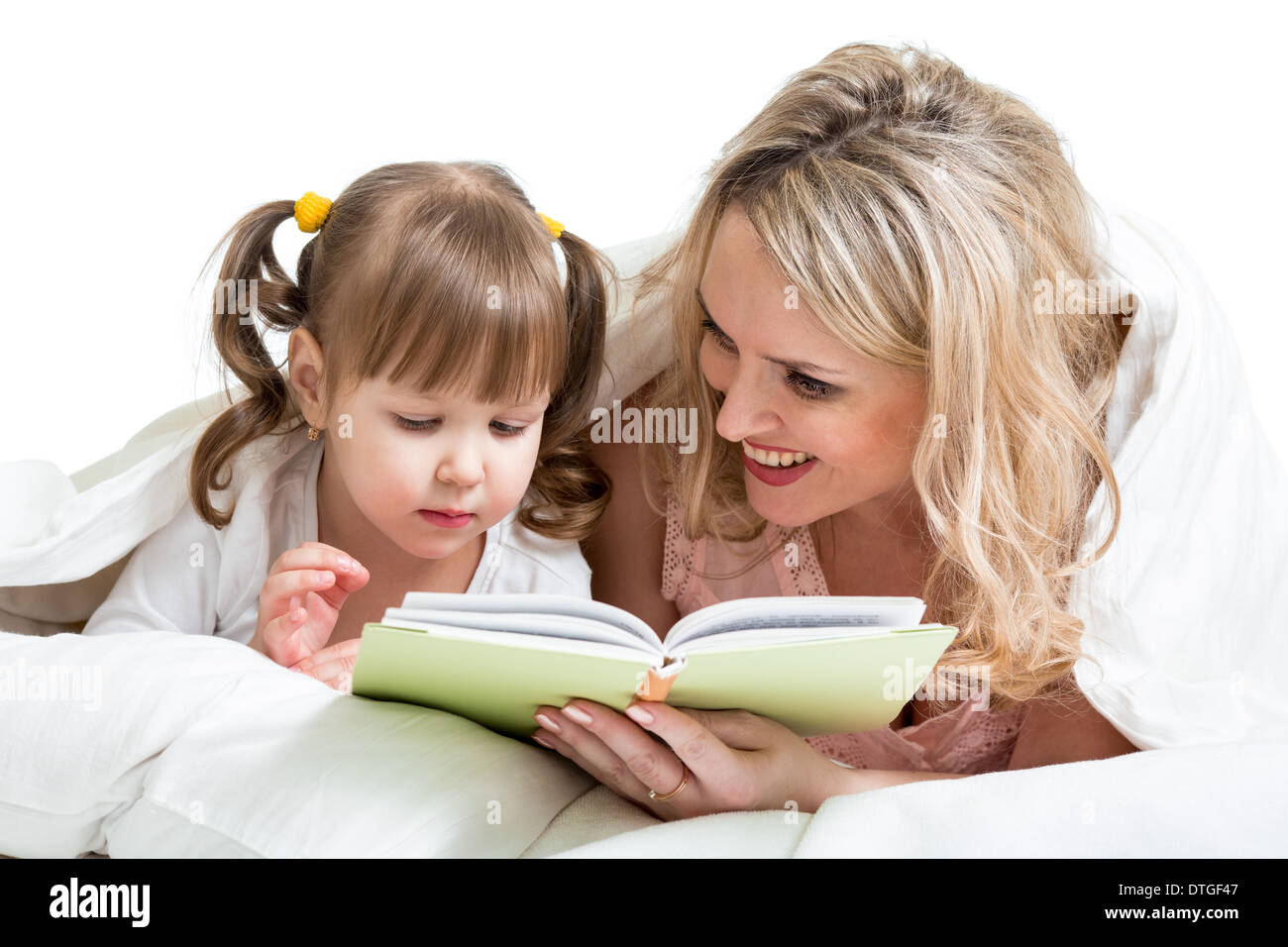 Lettura mom a kid un libro nel letto Foto Stock