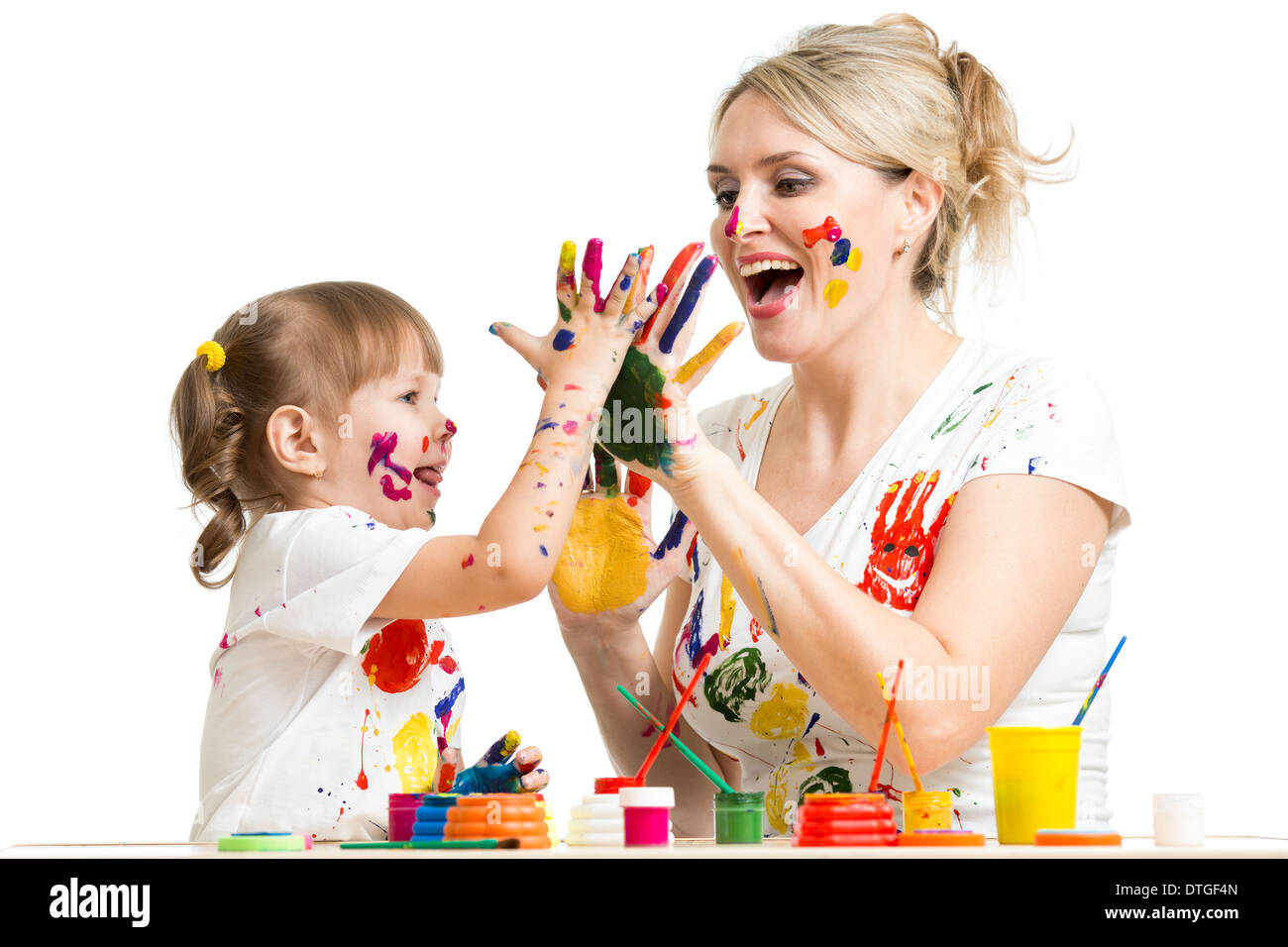 Madre con bambino di vernice e di divertirsi passatempo Foto Stock