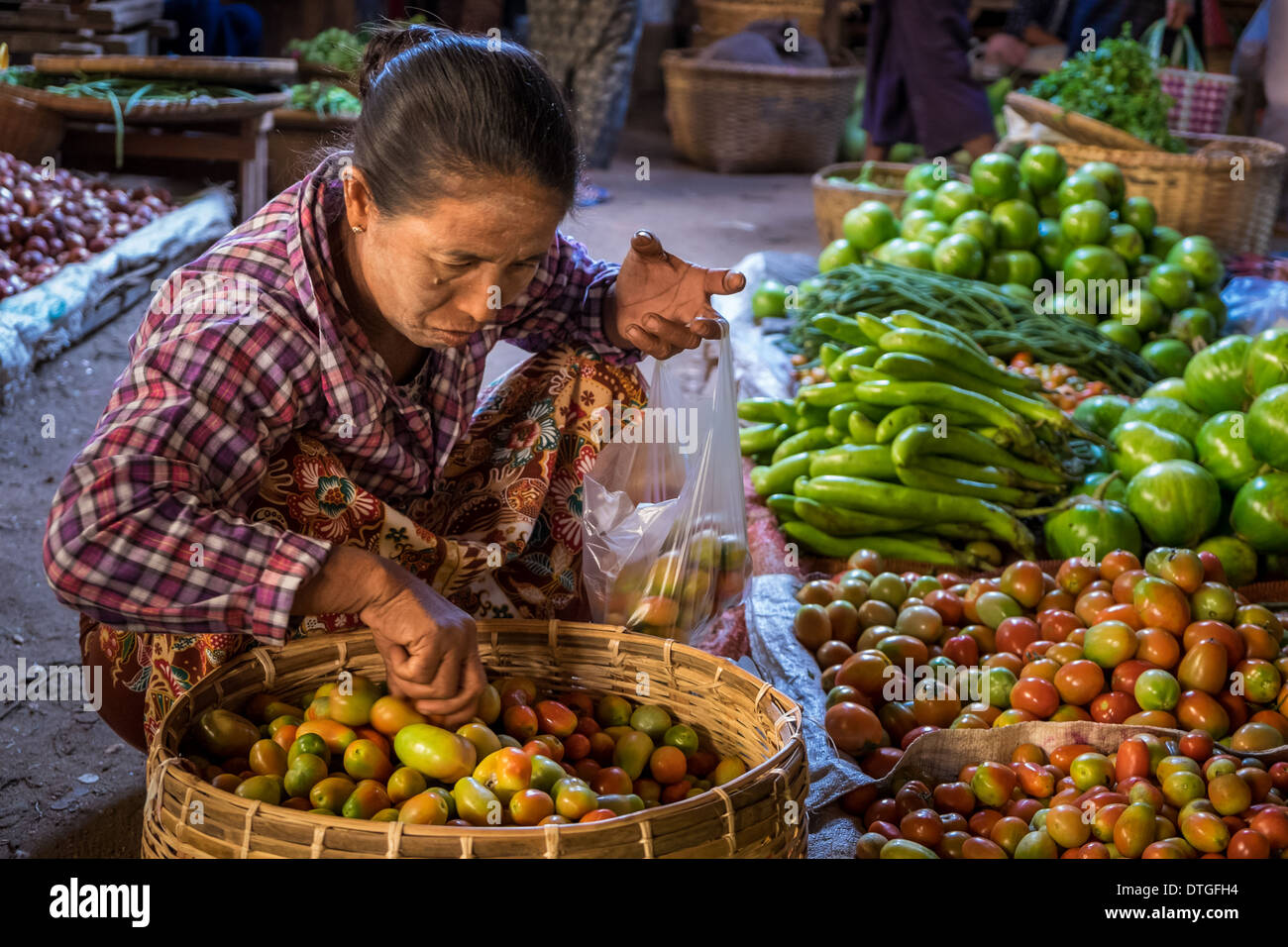 Donna birmano acquistare verdure in Nyaung U market vicino a Bagan in Myanmar Foto Stock