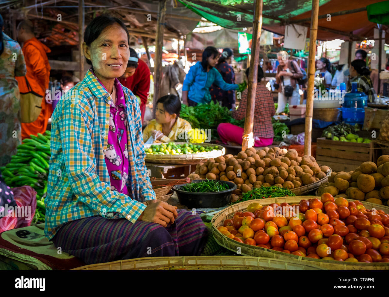 Donna vendita di ortaggi in Nyaung U market vicino a Bagan in Myanmar Foto Stock