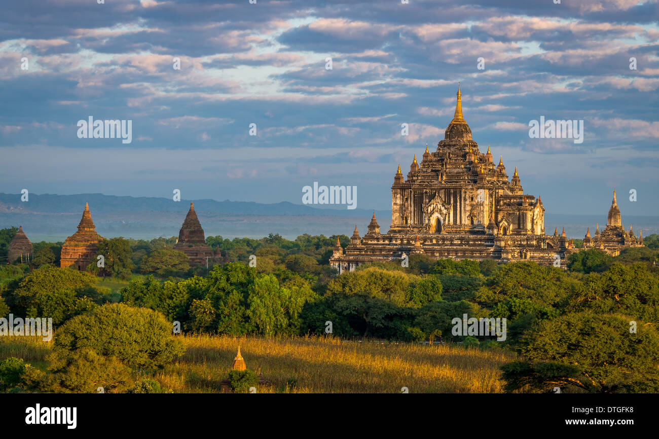Vista del tempio Thatbyinnyu a Bagan, Myanmar (Birmania) Foto Stock