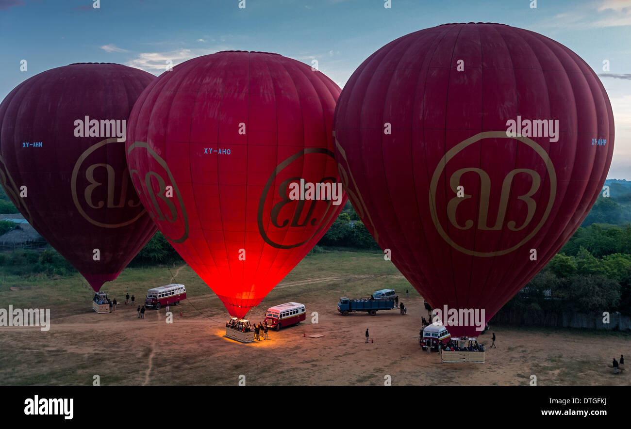 BAGAN, MYANMAR - CIRCA NEL DICEMBRE 2013: i palloni ad aria calda pronto a volare al di sopra della pianura di Bagan mattina presto. Foto Stock