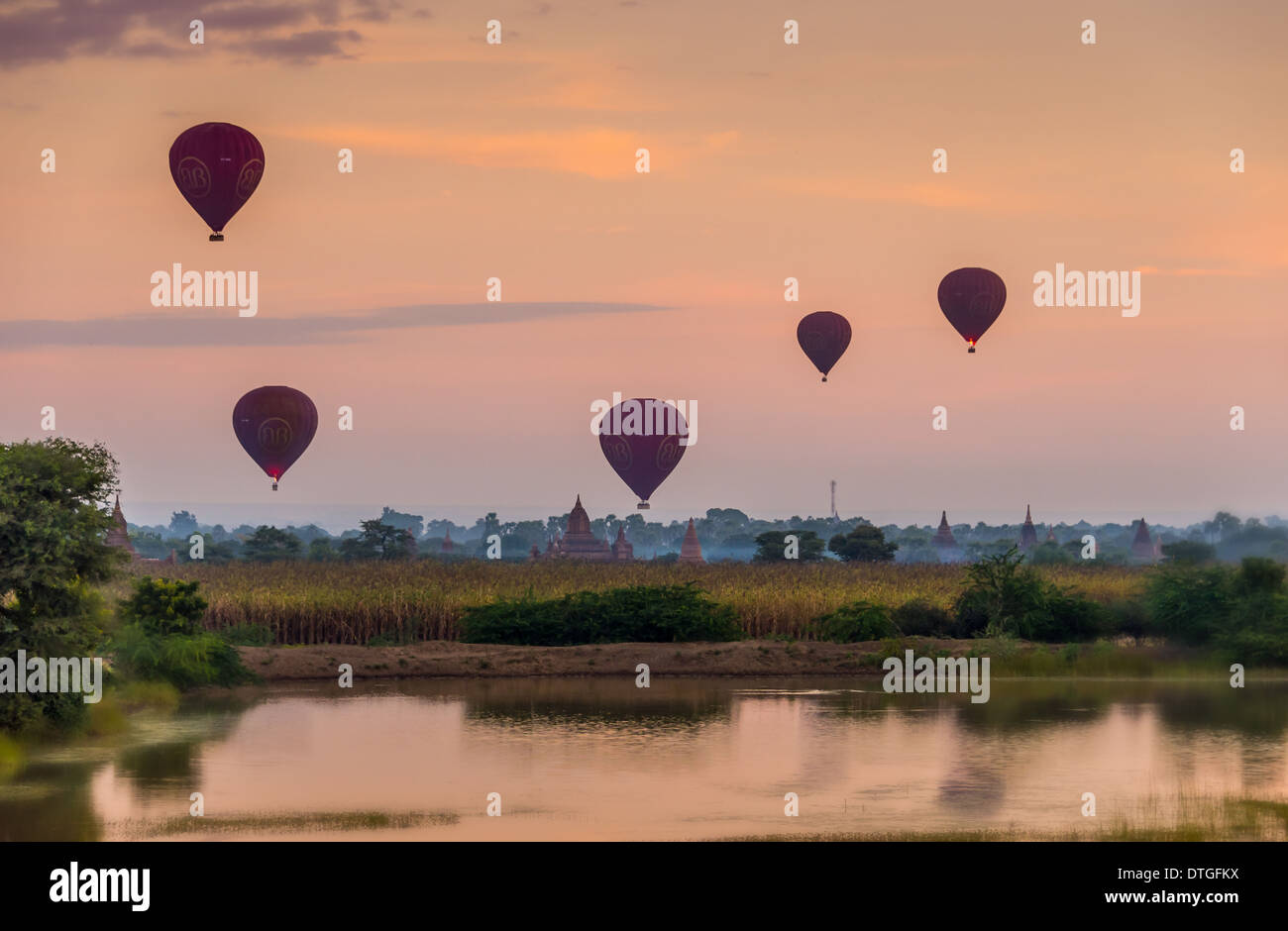 BAGAN, MYANMAR - CIRCA NEL DICEMBRE 2013: i palloni ad aria calda volando sopra la pianura di Bagan mattina presto. Foto Stock