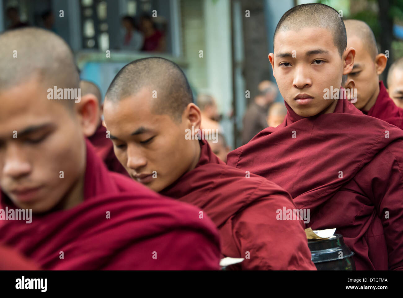 Rivestimento dei monaci e la raccolta di donazioni prima del loro ultimo pasto del giorno Mahar Gandar Yone monastero Amarpura Foto Stock
