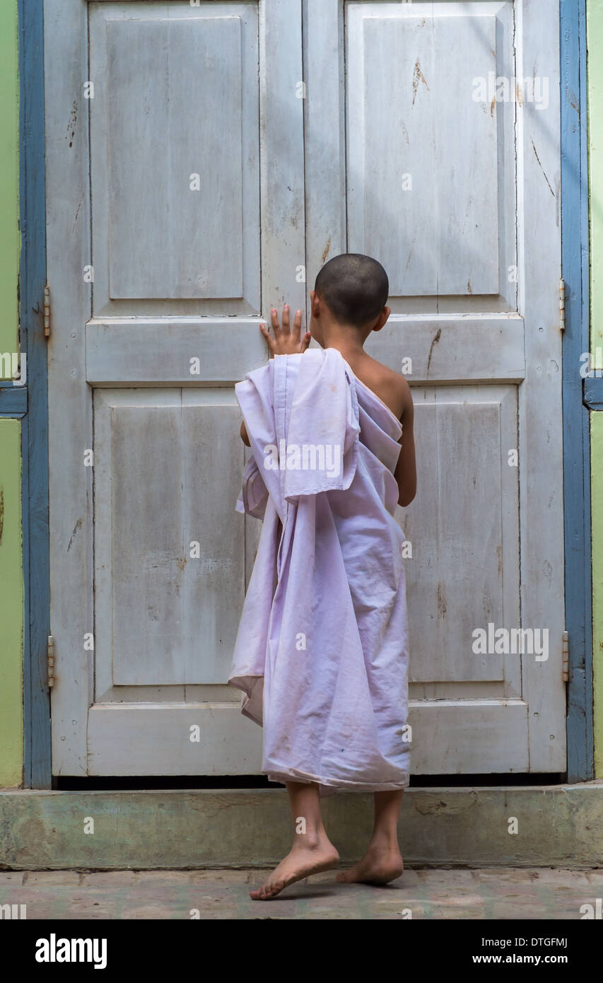 MANDALAY, MYANMAR - CIRCA NEL DICEMBRE 2013: il Principiante la chiusura di una porta in un monastero a Amarpura Foto Stock