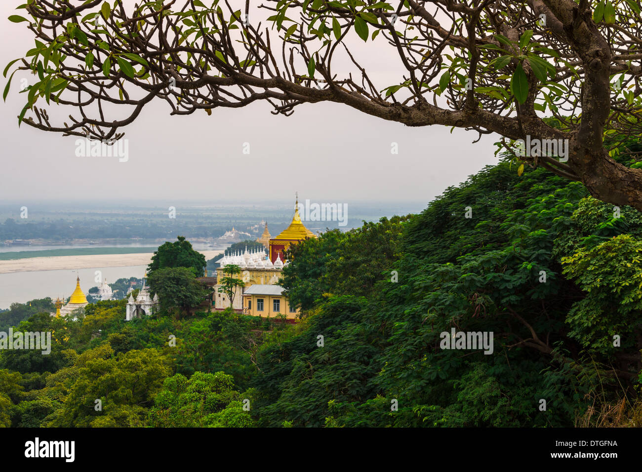 MANDALAY, MYANMAR - CIRCA NEL DICEMBRE 2013: vista da una delle terrazze in SoneOoPoneNyaShin Pagoda in Sagaing Foto Stock