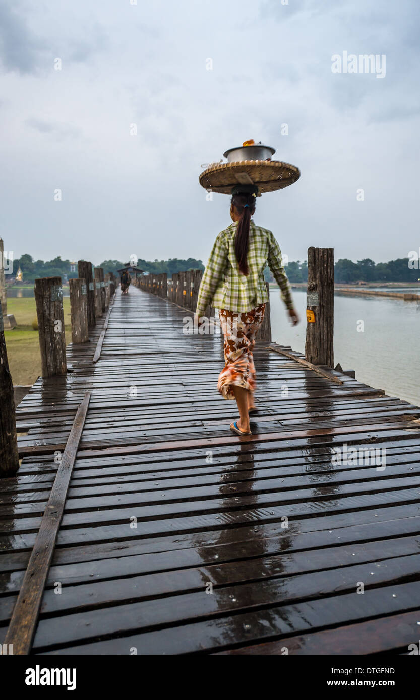 Donna che attraversa la U Bein Bridge in Amarpura Foto Stock