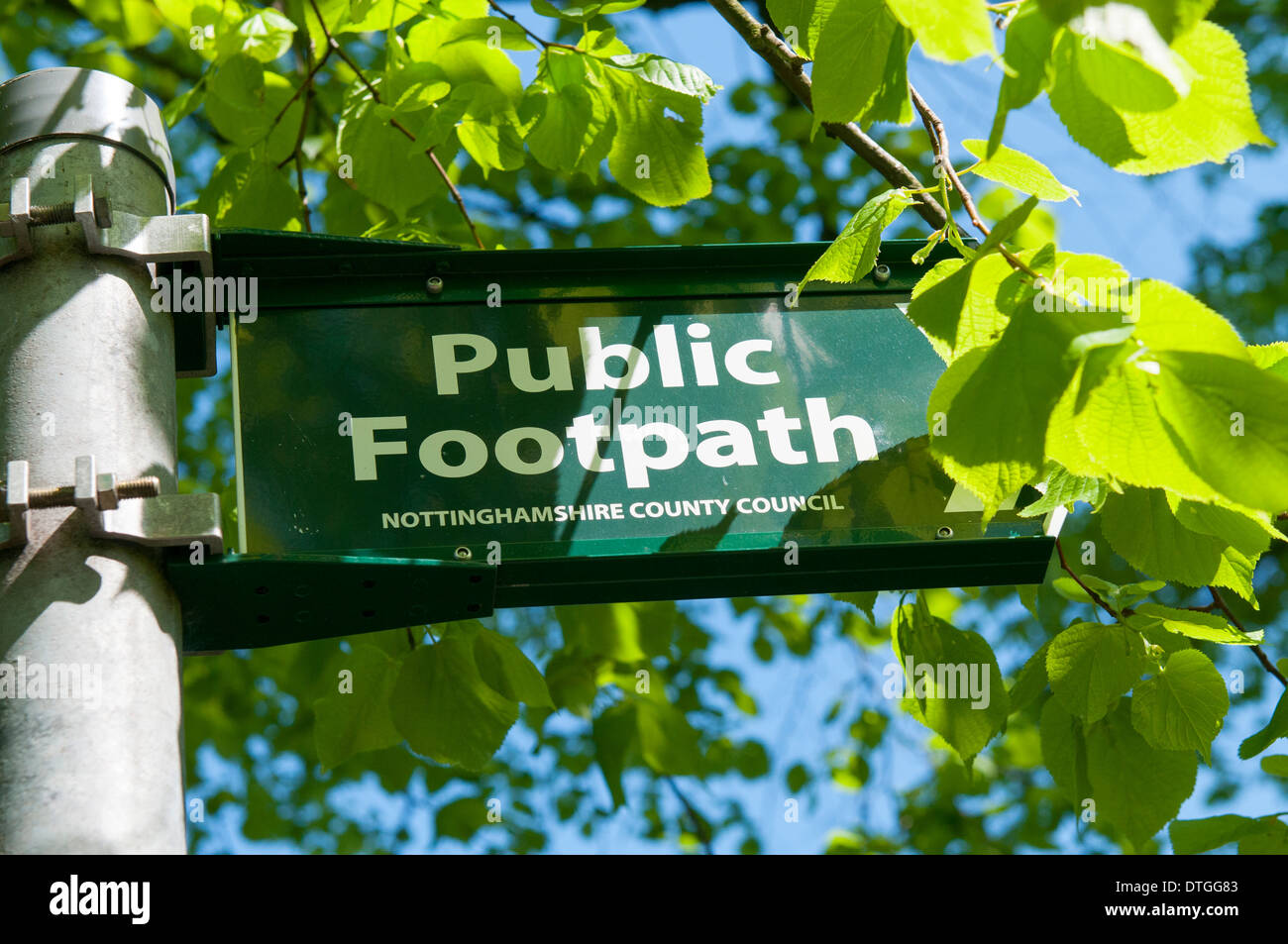 Un Nottinghamshire County Council sentiero pubblico segno circondato da alberi, Nottinghamshire ENgland REGNO UNITO Foto Stock