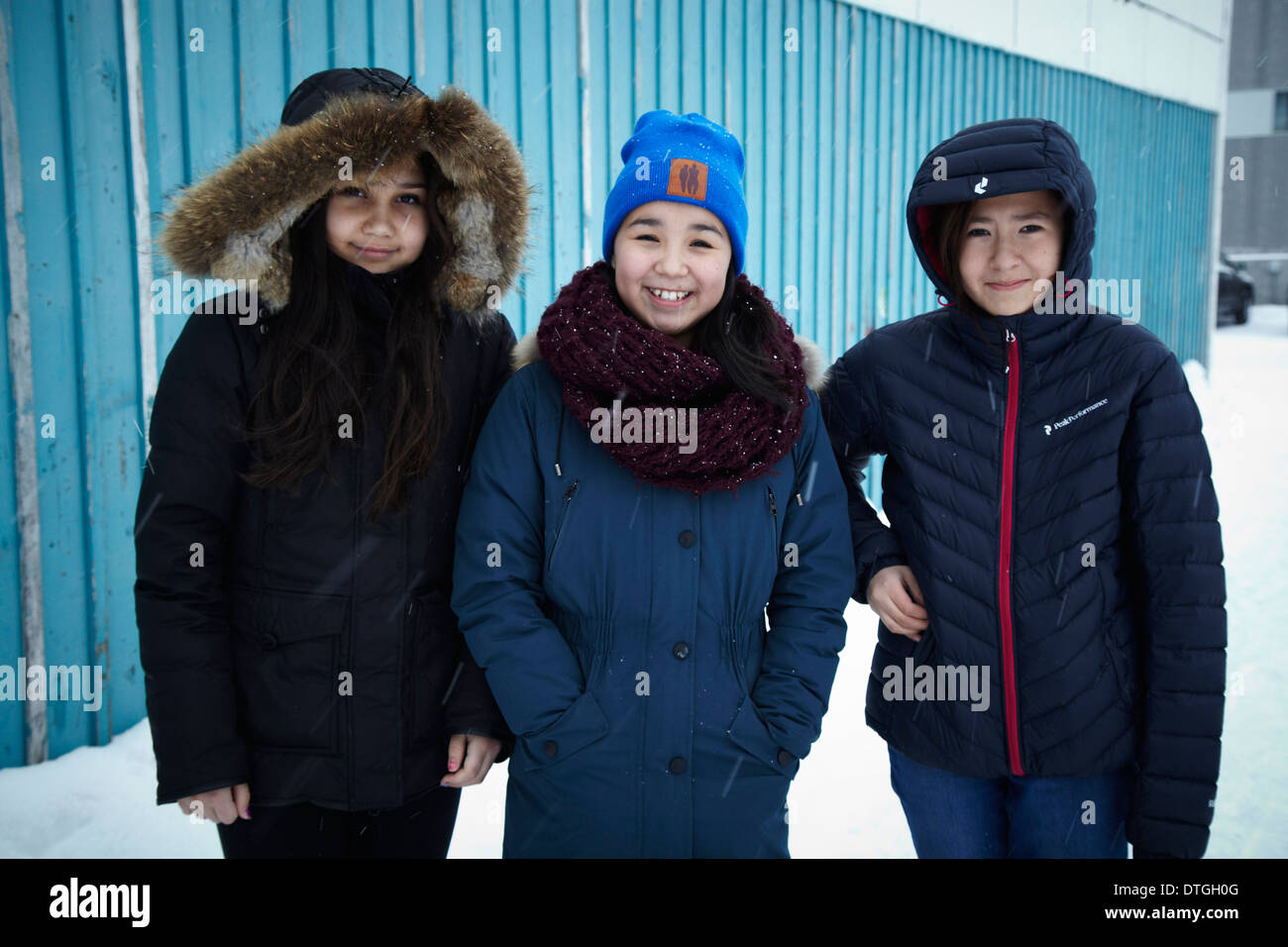 Tre groenlandese (Inuit) ragazze al di fuori di Nuuk shopping centre in Groenlandia Foto Stock