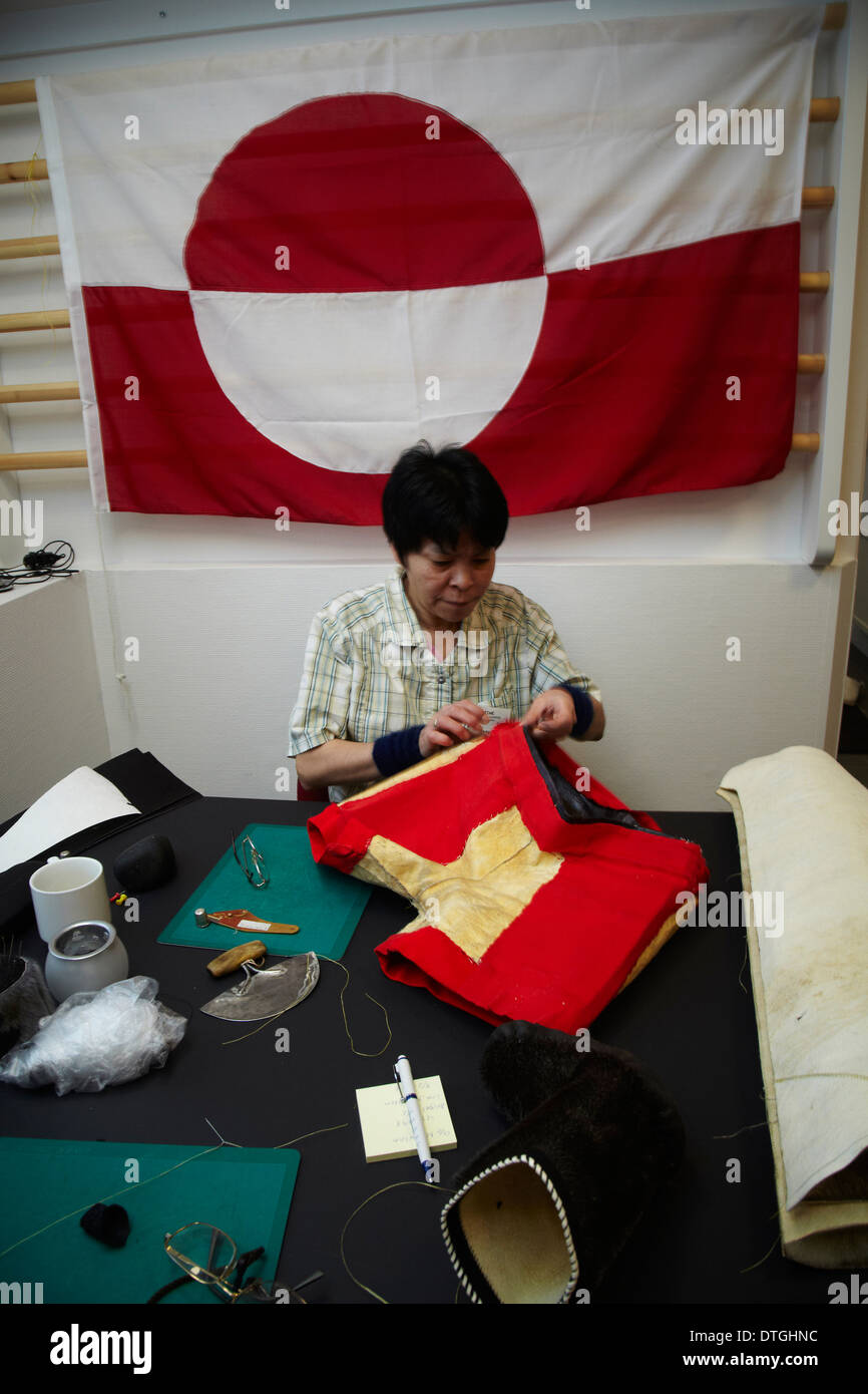 Un Inuit le donne a lavorare in una fabbrica di abbigliamento per la Groenlandia artigianato d'arte Foto Stock