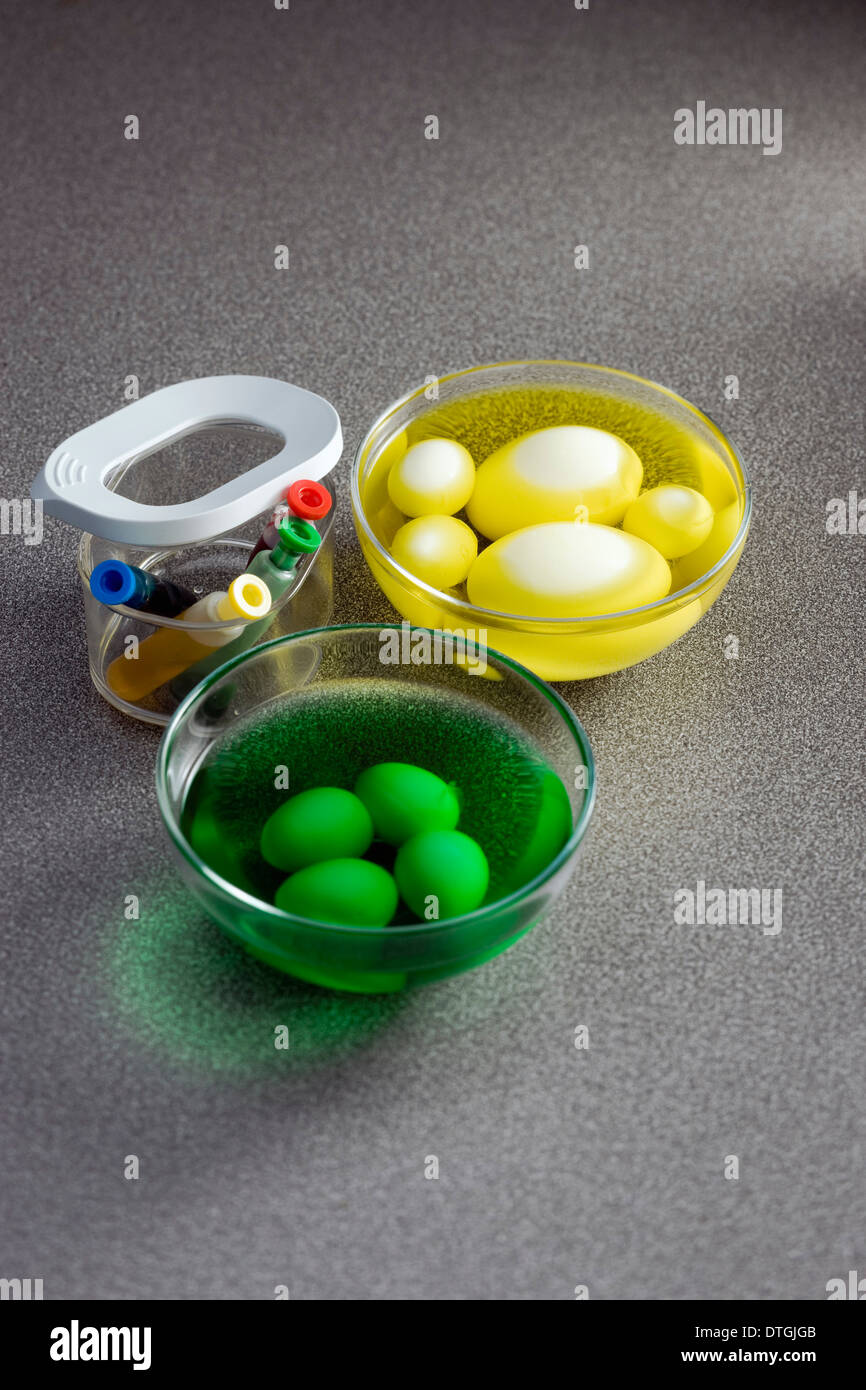 La preparazione di uova colorate Foto Stock