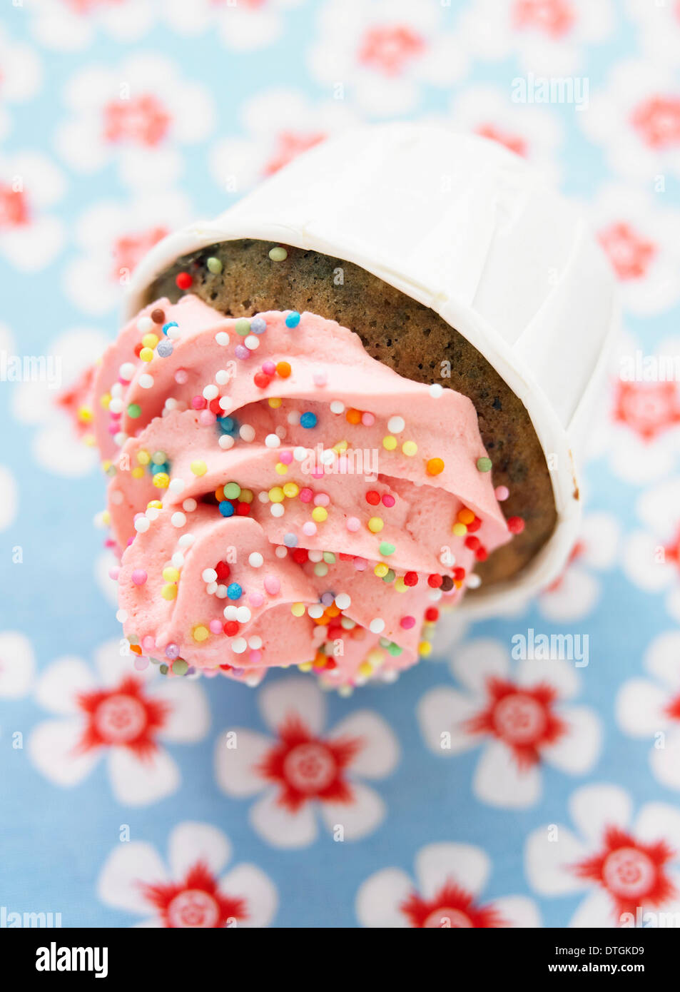 Tortini di cioccolato con topping di fragole Foto Stock