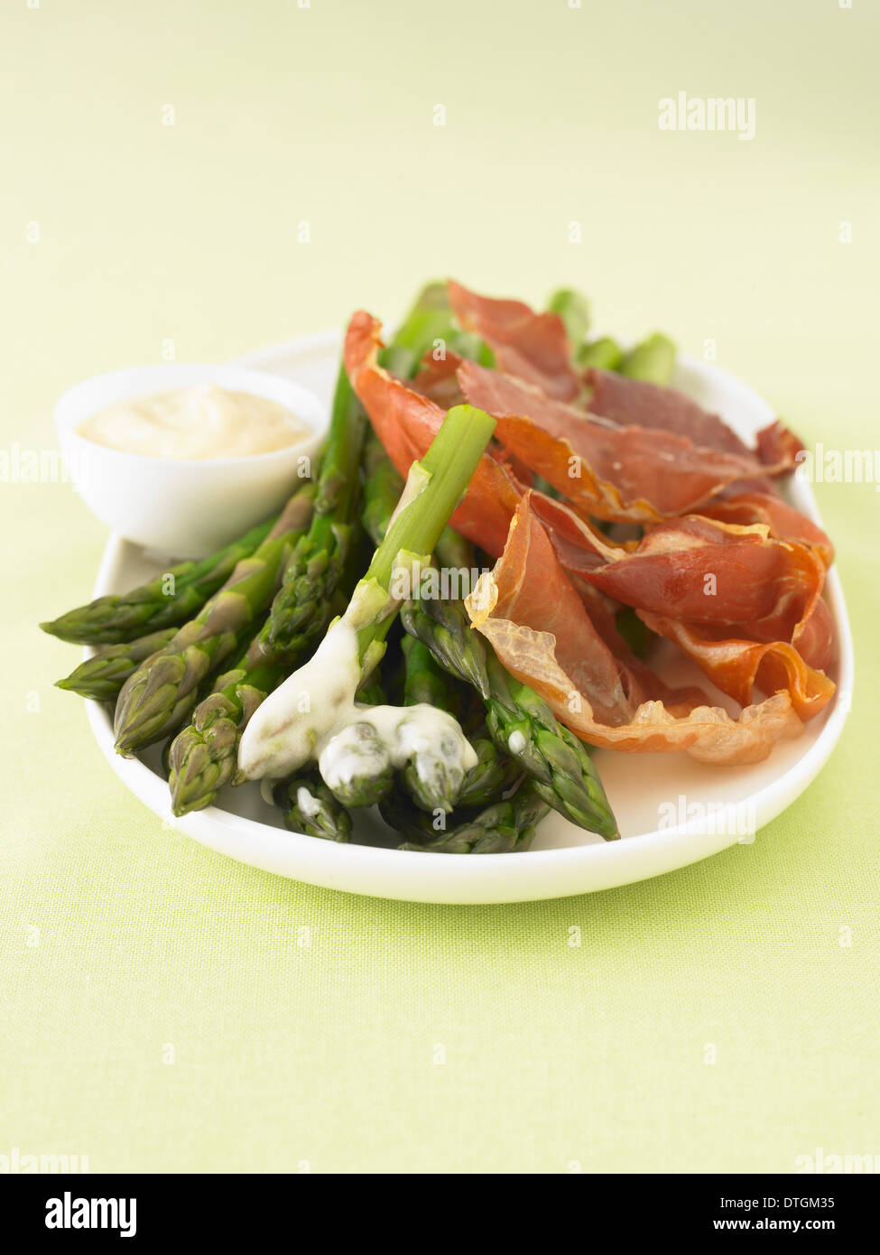 Asparagi con crema di parmigiano e croccante di prosciutto crudo Foto Stock