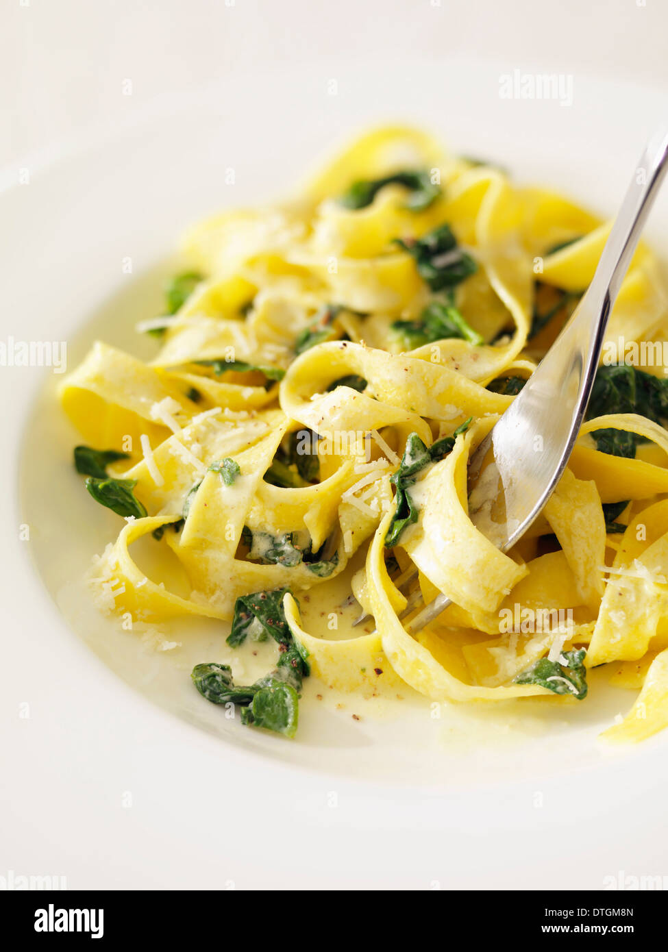 Tagliatelles con spinaci e formaggio grattugiato Foto Stock