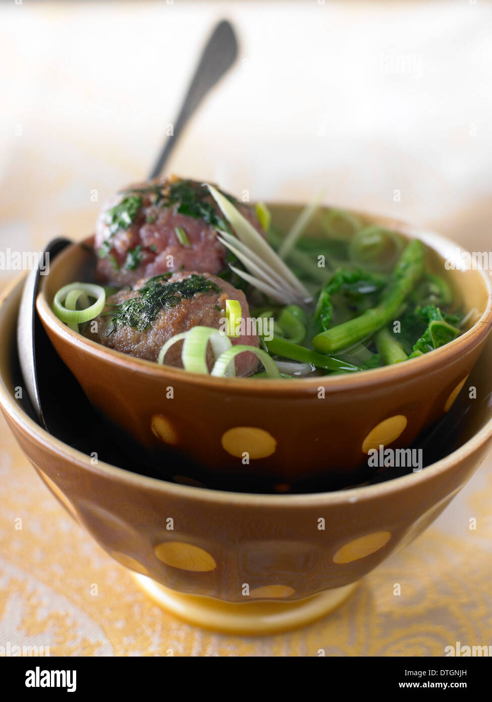 Il brodo vegetale con polpette di carne di manzo Foto Stock