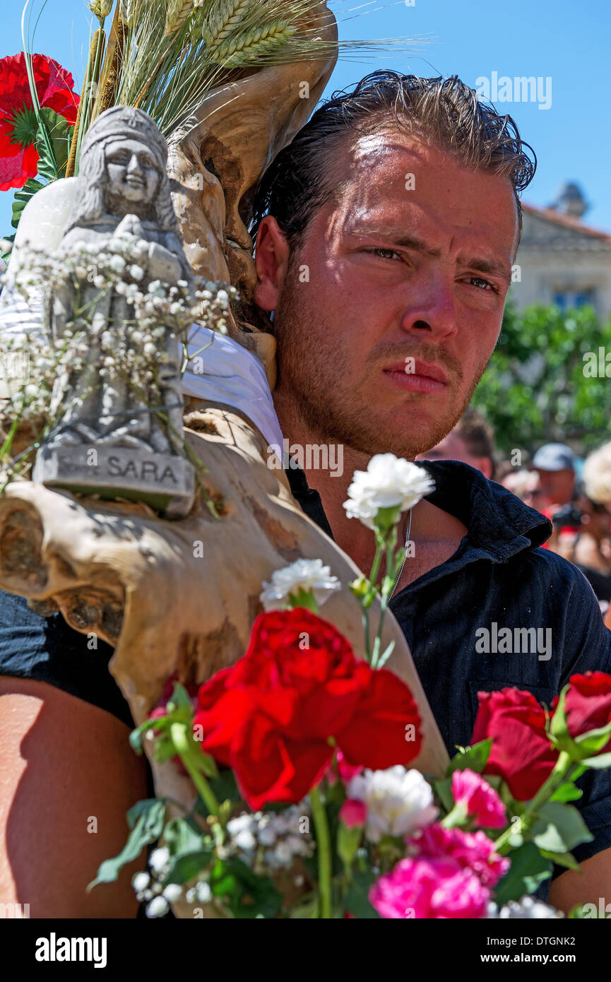 Europa, Francia, Bouche-du-Rhone, 13, Saintes-Maries-de-la-Mer, pellegrinaggio degli zingari. Zingaro prima della processione. Foto Stock