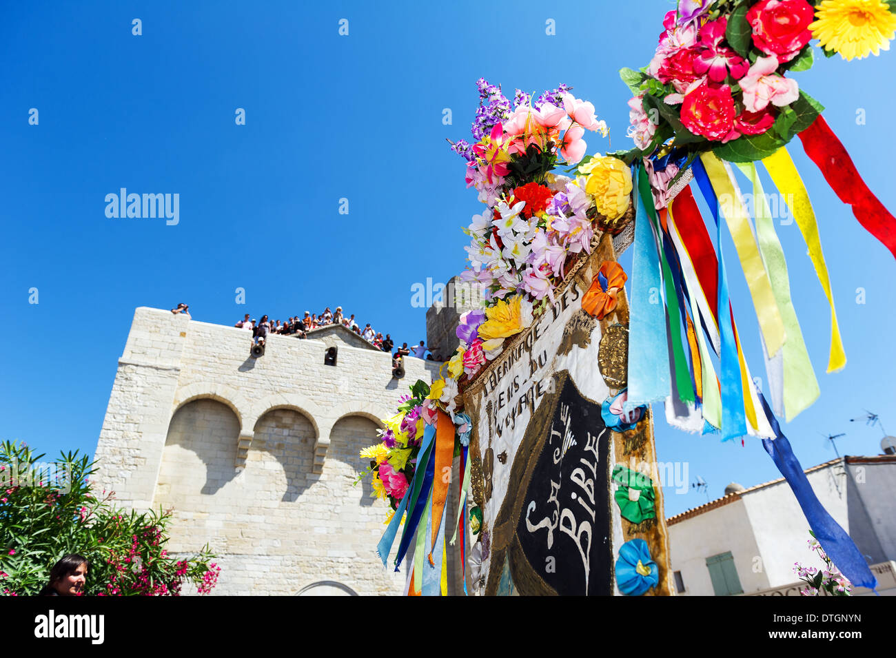 Europa, Francia, Bouche-du-Rhone, 13, Saintes-Maries-de-la-Mer, pellegrinaggio degli zingari. Bandiera della vergine nera. Foto Stock