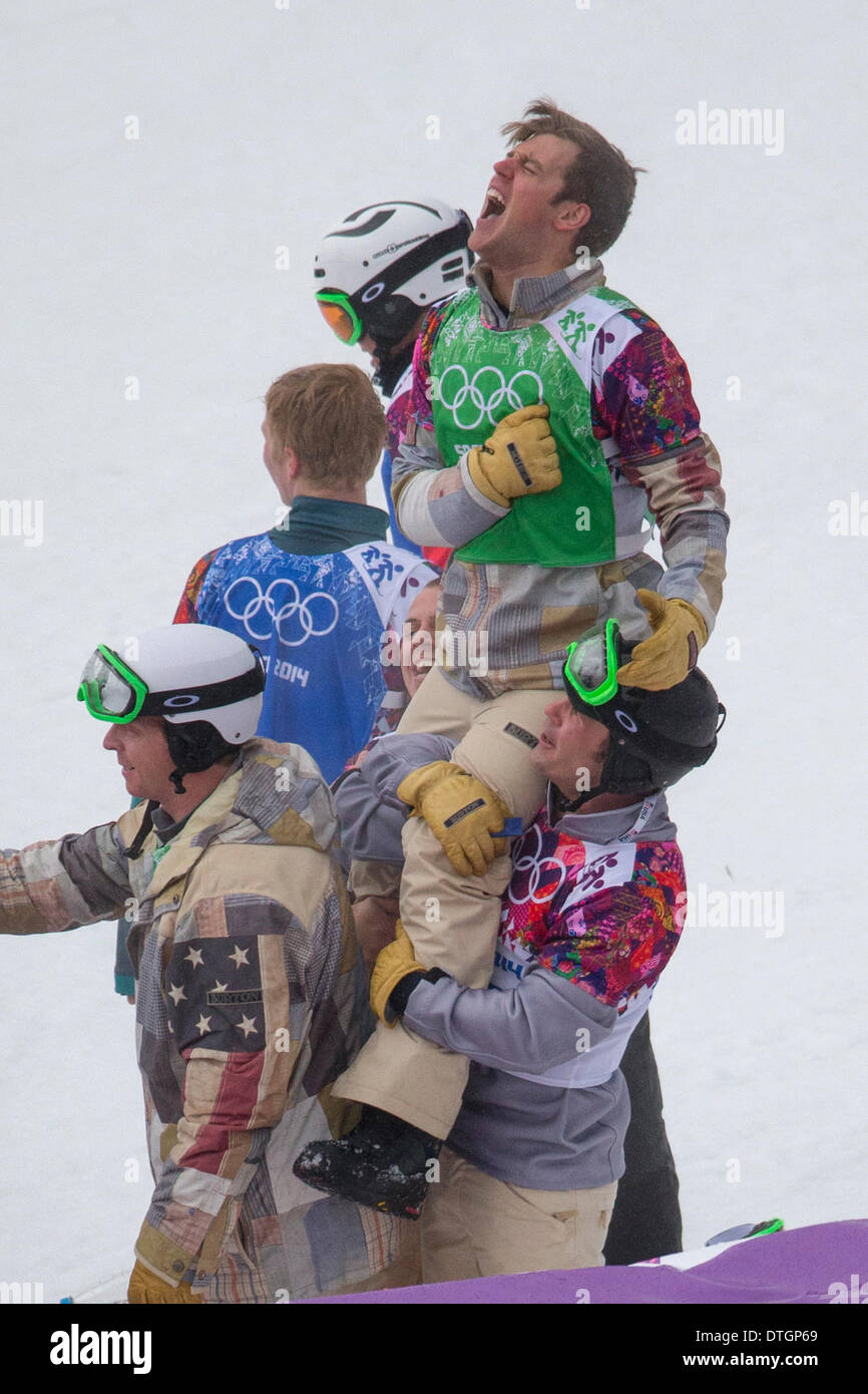 Sochi, Russia. 18 Febbraio, 2014. Alex Deibold di bronzo USA sollevato in aria , a 2014 Olimpiadi invernali Mens Snowboard Cross finale, Rosa Khutor Extreme Park, Sochi, Russia. Credito: Azione Sport Plus/Alamy Live News Foto Stock