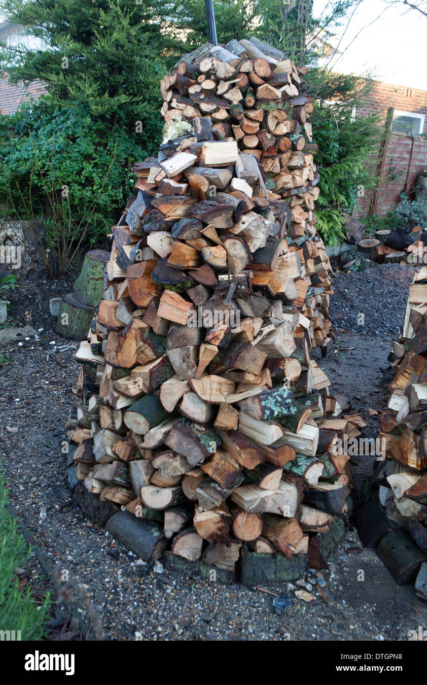 Grandi cataste di legna disposti in cains essiccazione. Foto Stock