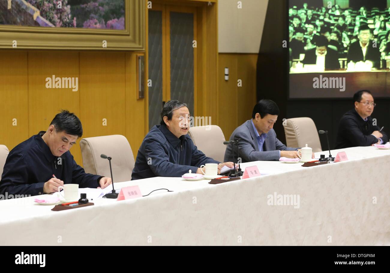 Pechino, Cina. 18 Febbraio, 2014. Chinese Vice Premier Ma Kai (2 L) assiste una teleconferenza nazionale su Internet delle cose a Pechino Capitale della Cina, Feb 18, 2014. © Ding Lin/Xinhua/Alamy Live News Foto Stock