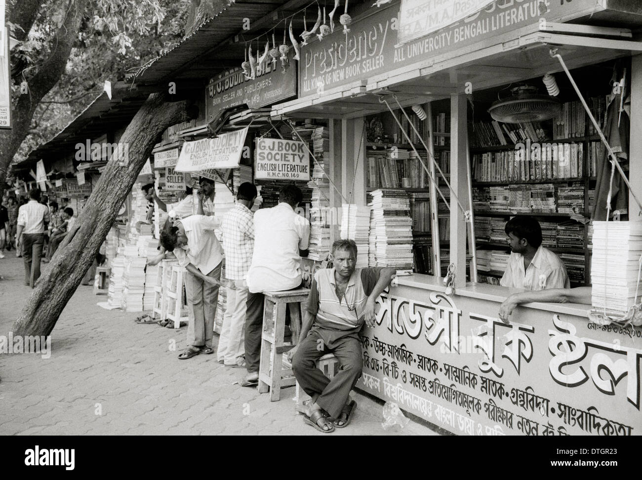 Prenota venditore in College Street in Kolkata Calcutta nel Bengala Occidentale in India in Asia del Sud. Prenota Market Shop conoscenza della città venditori viaggio intellettuale Foto Stock