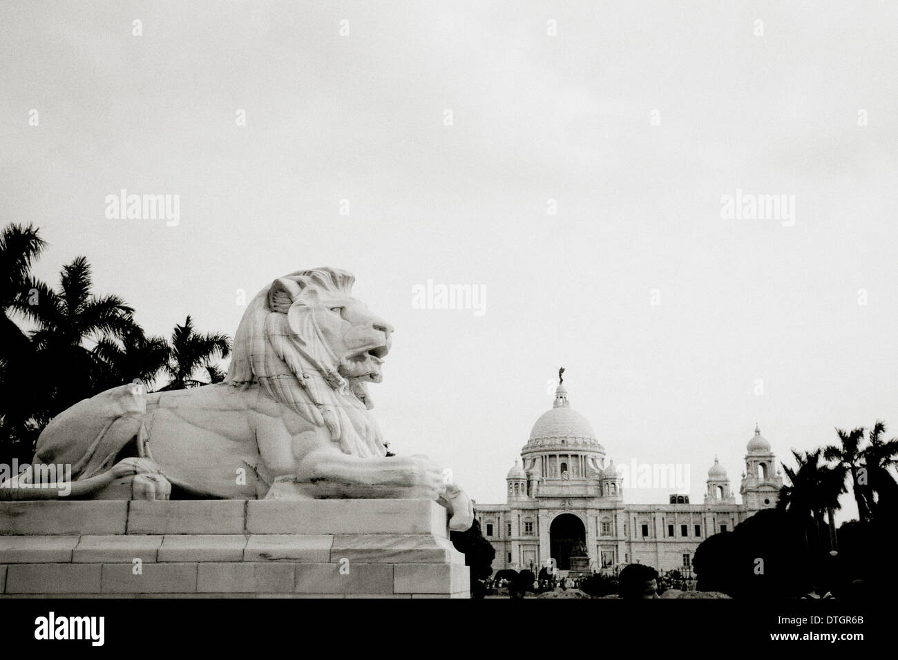 Victoria Memorial in Kolkata Calcutta nel Bengala Occidentale in India in Asia del Sud. Storico di storia Palm Tree Cultura Paesaggio PAESAGGIO viaggio Arte Foto Stock