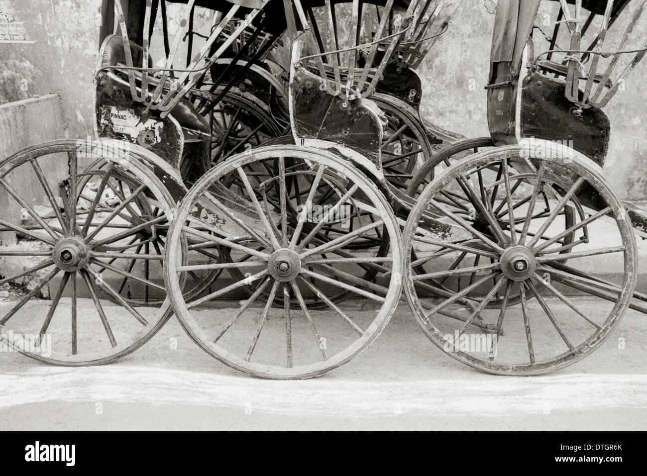 Tirate il rickshaw in Kolkata Calcutta nel Bengala Occidentale in India in Asia del Sud. Trasporti La storia di povertà veicolo storici della cultura corsa di quiete Foto Stock