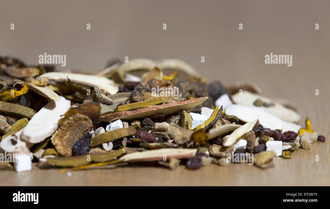 Materie Chinese Medicine a base di erbe, che necessita di bollito in una bevanda per trattare il dolore cronico, è raffigurato su un tavolo. Maggio 2019 Foto Stock