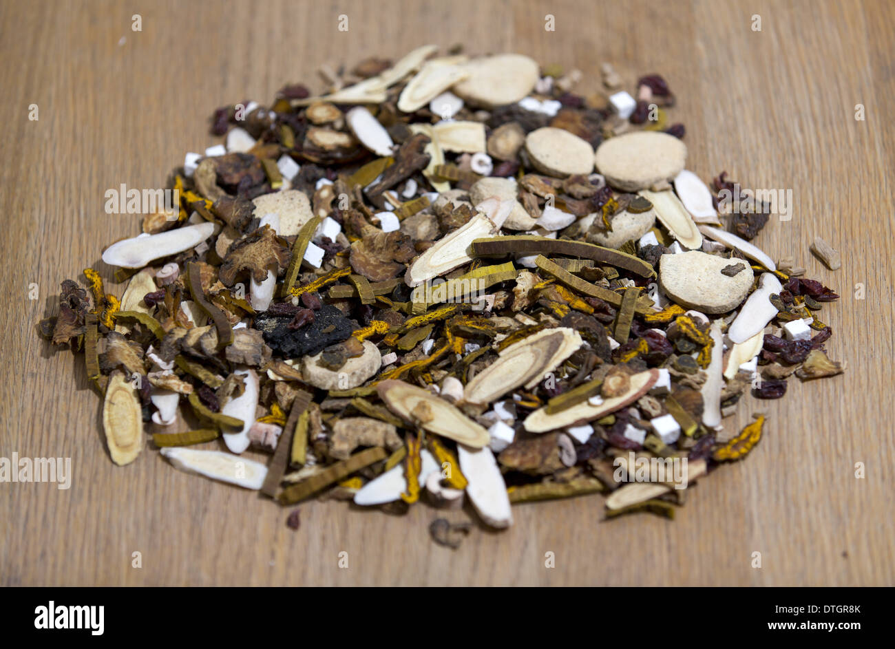 Materie Chinese Medicine a base di erbe, che necessita di bollito in una bevanda per trattare il dolore cronico, è raffigurato su un tavolo. Maggio 2019 Foto Stock