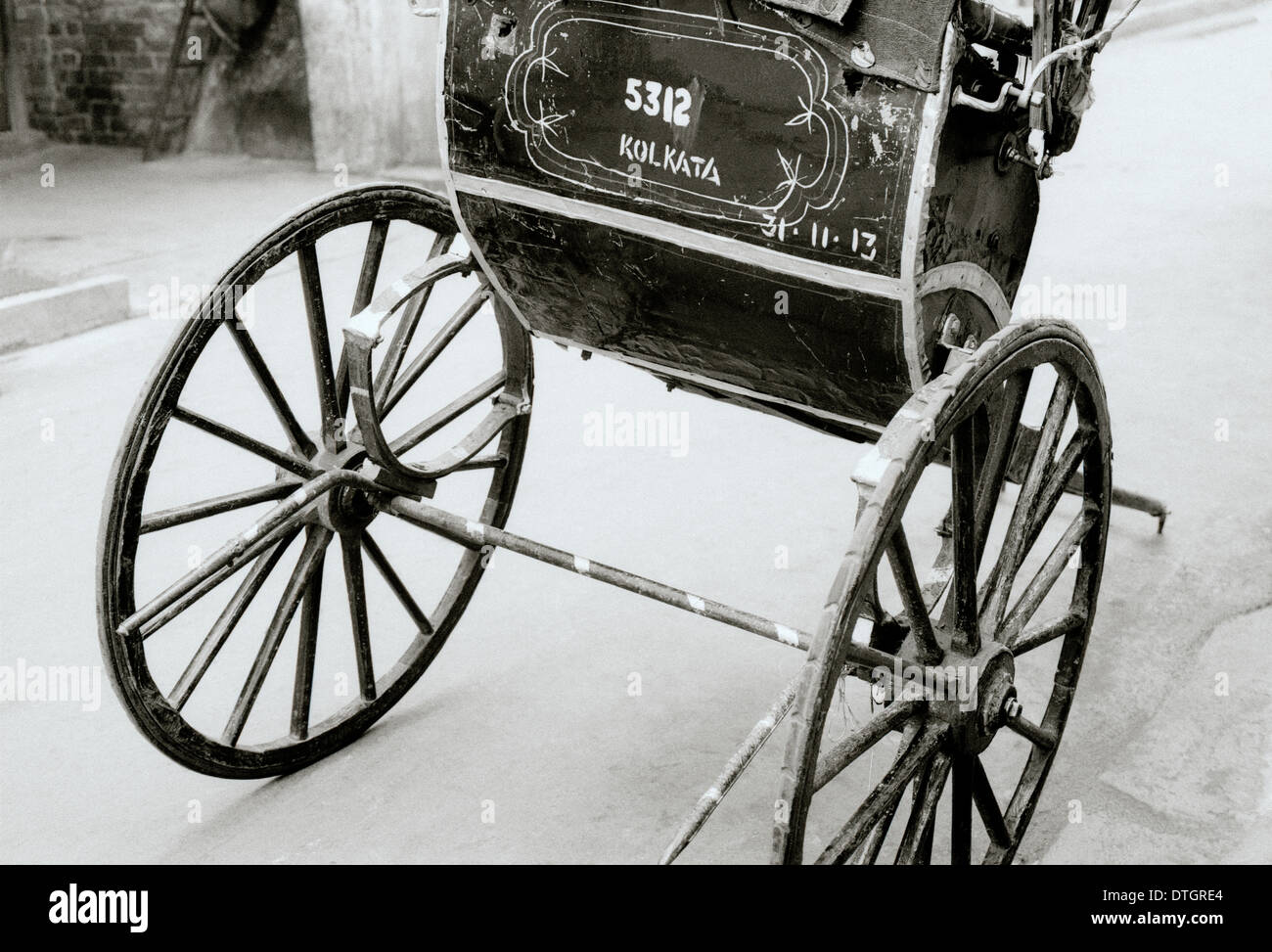 Tirate il rickshaw in Kolkata Calcutta nel Bengala Occidentale in India in Asia del Sud. Trasporti La storia di povertà veicolo storici della cultura corsa di quiete Foto Stock