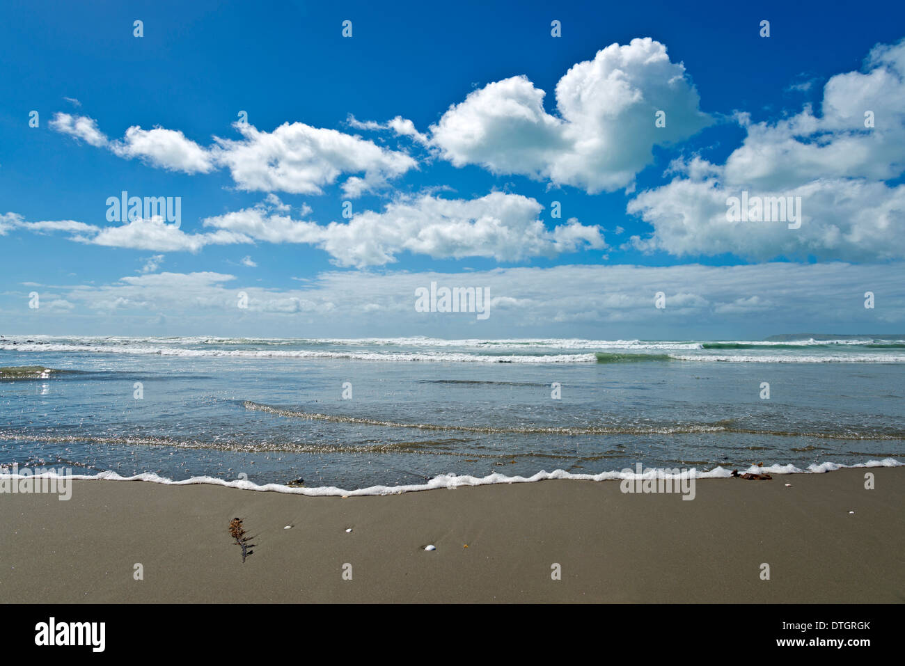 Spiaggia con cumulus nuvole, Mahanga, Mahia Penisola, Hawkes Bay Regione, Isola del nord, Nuova Zelanda Foto Stock