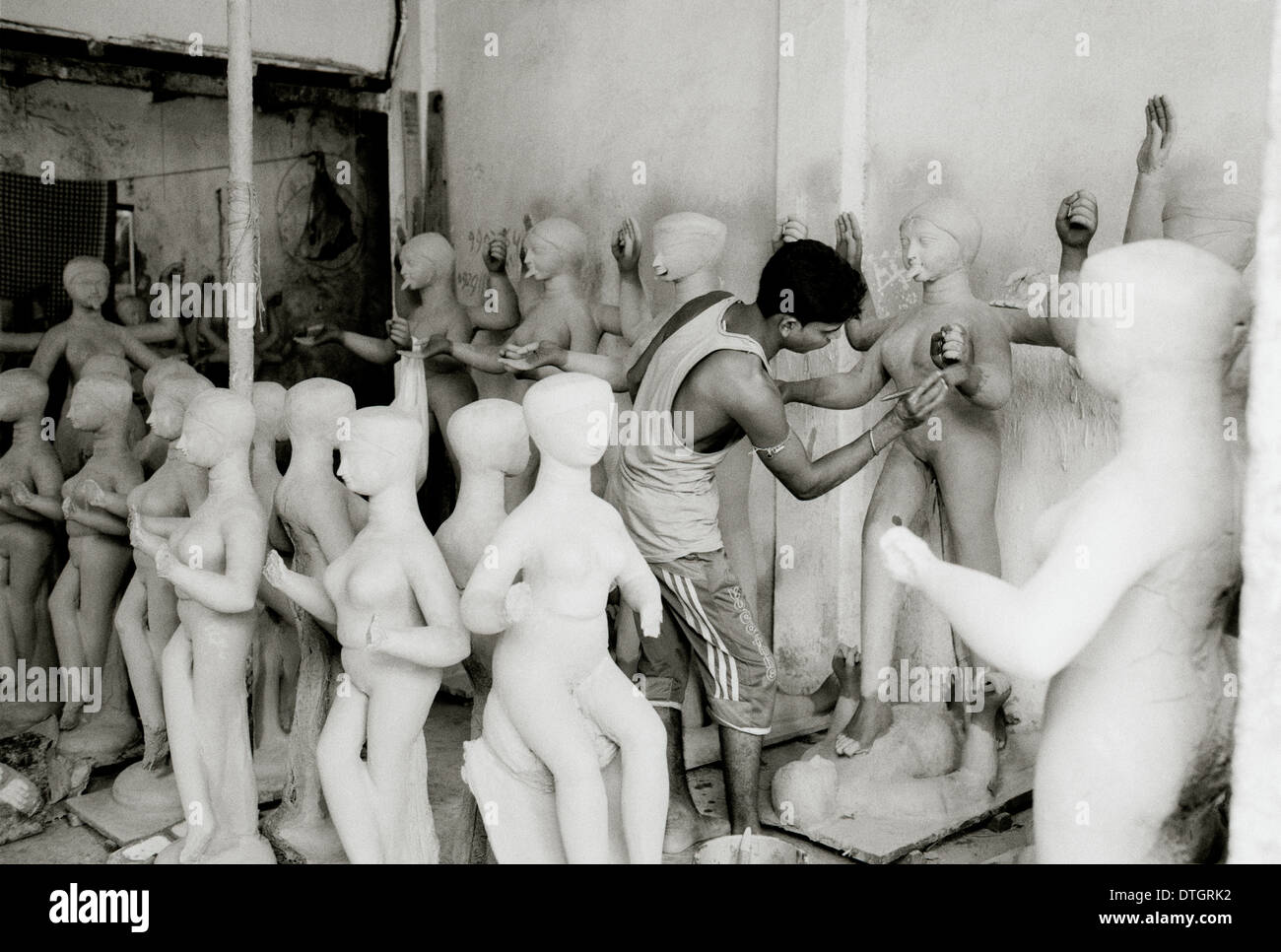 Scultore idolo maker in Kumartuli Kumortuli in Calcutta Kolkata nel Bengala Occidentale in India in Asia del Sud. Divinità indù religione storia religiosa Travel Foto Stock