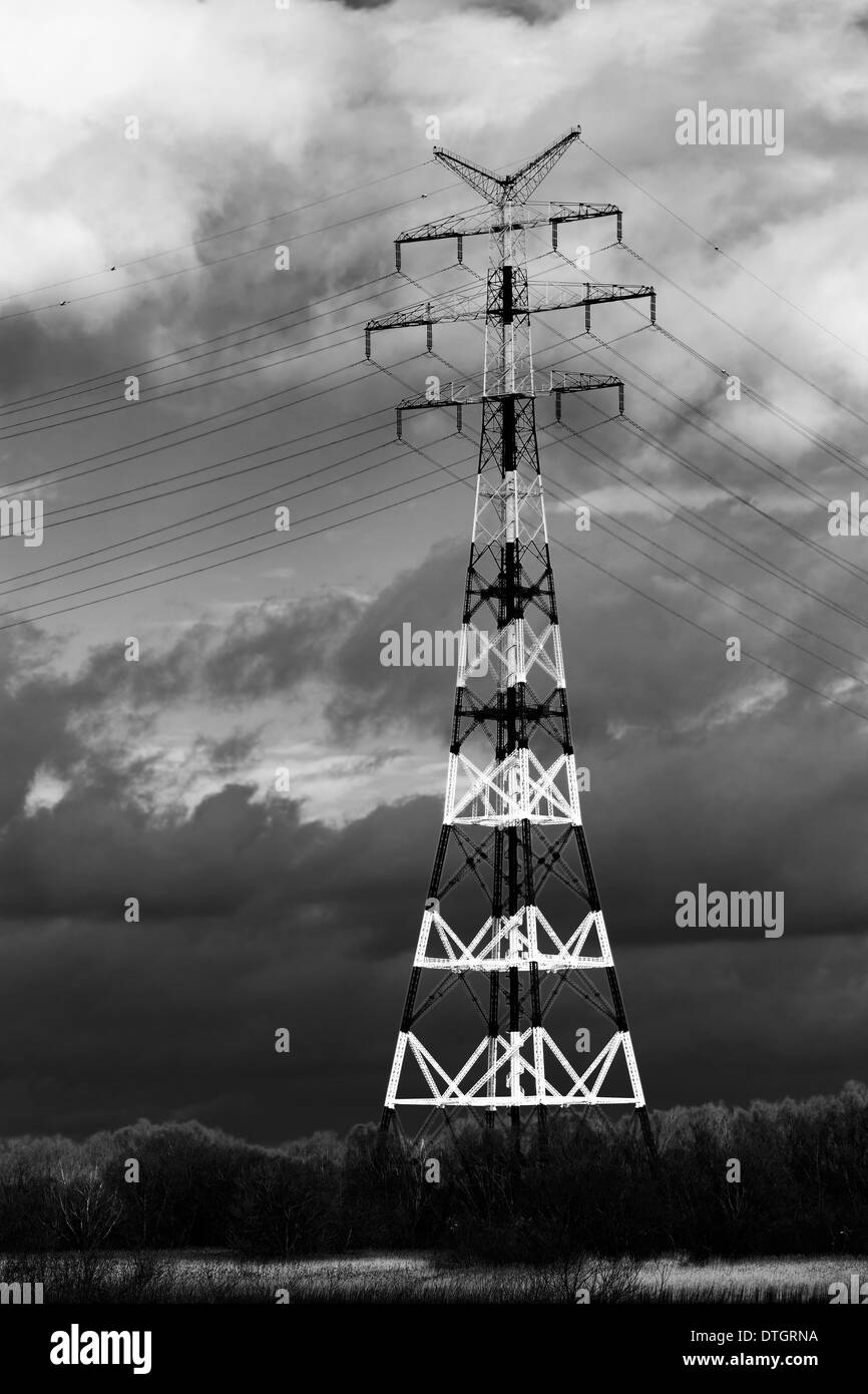 Polo elettrico.Alta tensione post.Alta tensione sky tower sfondo.il contrasto in bianco e nero Foto Stock